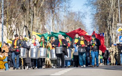 Kovo 11-ajai skirtą eiseną mieste papuošė mūsų būgnų orkestras