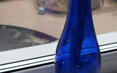 Gimnazijos kiemelyje iš po žemių iškastas sentimentalus radinys butelyje