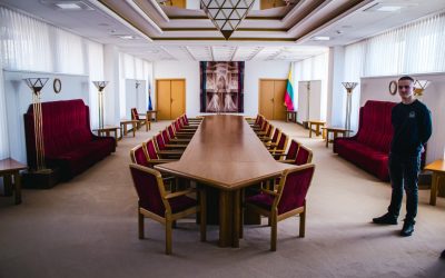 Gimnazijos žurnalistai iš Seimo parvežė gėles Kovo 11-osios signatarams