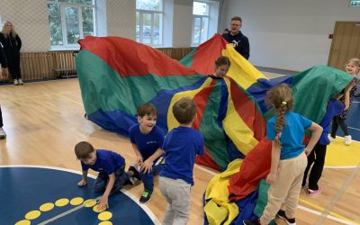 Gimnazistai sportavo kartu su darželio „Nykštukas“ ugdytiniais