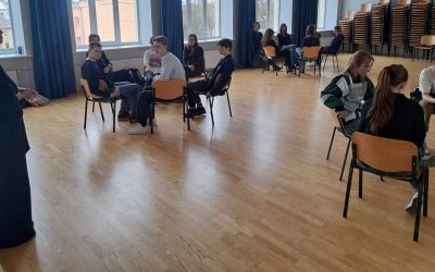 Gimnazijoje vyko teatro edukacija apie drąsą būti laimingais