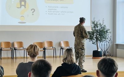 Abiturientai iš pirmų lūpų susipažino su tarnyba Lietuvos kariuomenėje