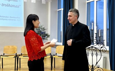 Prieš šventes Gimnazija perdavė gimnazistų ir mokytojų paramą Palangos Caritui