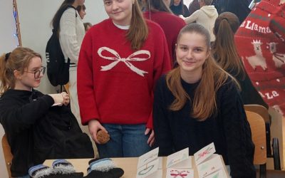 765 Eur – tiek gimnazistai surinko pinigų kalėdinėje labdaros mugėje