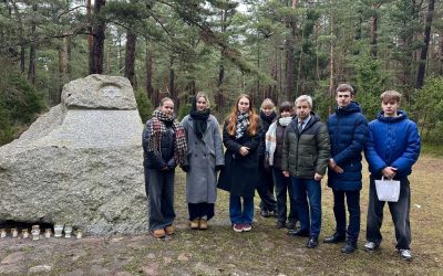 Tarptautiniame projekte dalyvaujantys gimnazistai pagerbė Holokausto aukų atminimą