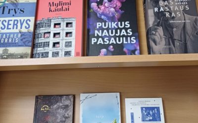 „Knygų Kalėdos 2024“ gimnazijos bibliotekai buvo dosnios