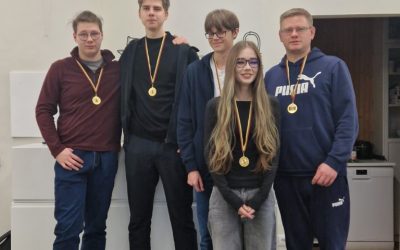 Sveikiname geriausius miesto šachmatininkus – mūsų gimnazistus Karolį, Roką, Domą ir Urtę!